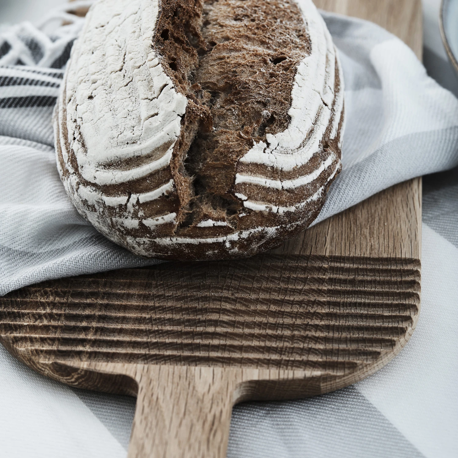 Sagaform Nature Snijplank Bamboe Met Handvat 4 Sagaform Nature Snijplank Bamboe Met Handvat - Afbeelding 2