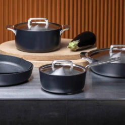 Fiskars Rotisser Hapjespan Met Hoge Randen -Keukenwinkel 47530 01 3 EnvironmentImage 9c9b2360e2