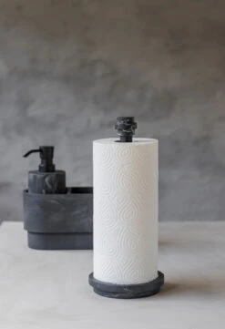 Mette Ditmer Attitude Kitchen Keukenrolhouder 33 Cm 6 Mette Ditmer Attitude Kitchen Keukenrolhouder 33 Cm -Keukenwinkel 506554 01 2 EnvironmentImage 59366ff0ce