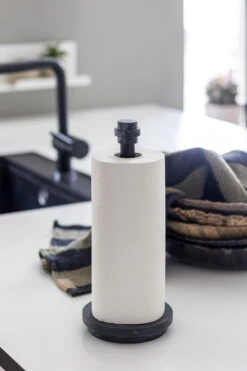 Mette Ditmer Attitude Kitchen Keukenrolhouder 33 Cm 7 Mette Ditmer Attitude Kitchen Keukenrolhouder 33 Cm -Keukenwinkel 506554 01 3 EnvironmentImage e88519de69