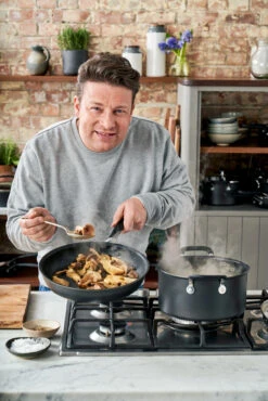 Tefal Jamie Oliver Quick & Easy Sauteerpan Hard Anodised 9 Tefal Jamie Oliver Quick & Easy Sauteerpan Hard Anodised -Keukenwinkel 506763 01 4 EnvironmentImage 8497ab4e08