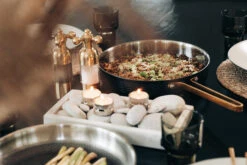 Arvet Gehamerde Zwarte Hapjespan Met Deksel 15 Arvet Gehamerde Zwarte Hapjespan Met Deksel -Keukenwinkel 513366 01 6 EnvironmentImage e253123711