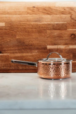 Mjölner Gehamerde Koperen Steelpan Met Deksel 14 Mjölner Gehamerde Koperen Steelpan Met Deksel -Keukenwinkel 513373 01 6 EnvironmentImage 2df74b0ce4