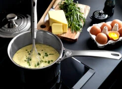 Le Creuset Signature 3-Ply Steelpan Met Deksel -Keukenwinkel 514168 01 4 EnvironmentImage af7cffddd1