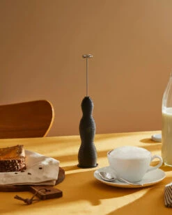 Alessi Pulcina Melkopschuimer 27,5 Cm 7 Alessi Pulcina Melkopschuimer 27,5 Cm -Keukenwinkel 571213 01 5 EnvironmentImage e40b7d2697